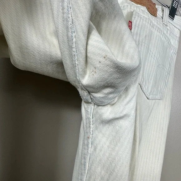 Vintage 80’s Levi’s 501 White and Blue Pin Striped Relaxed Jeans Size 31x33